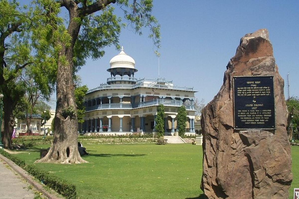 a large building with a dome on top of it
