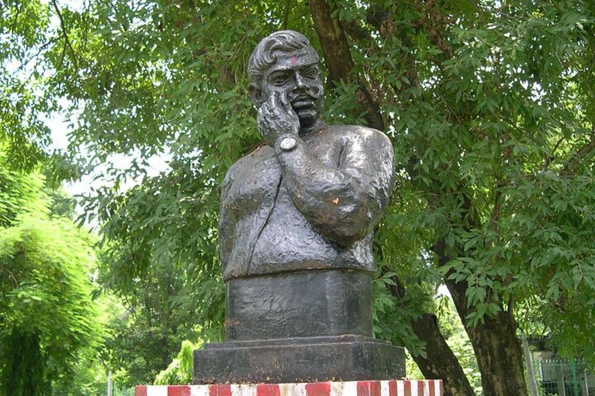 a statue of a man standing in a park