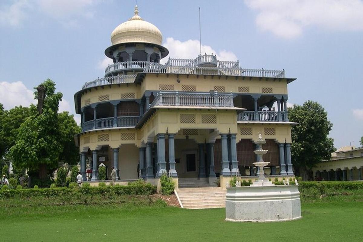 a large building with a dome on top of it