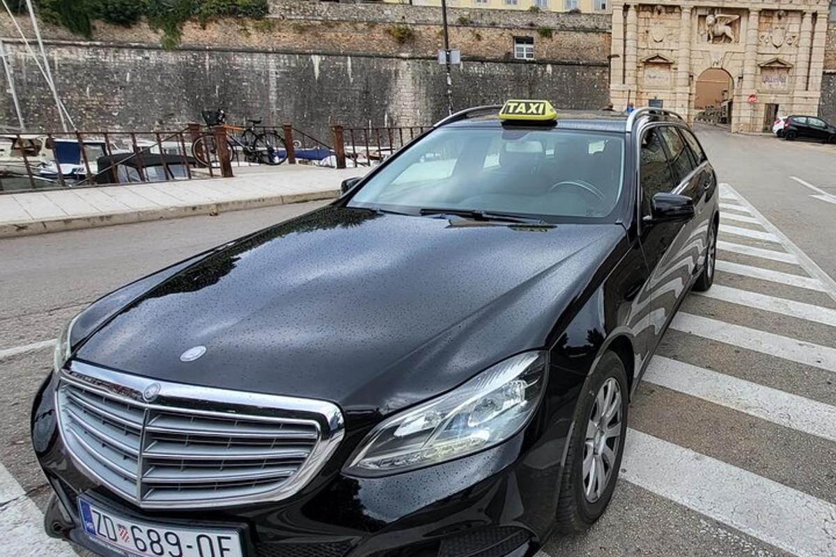 must auto pargitud tänava äärde