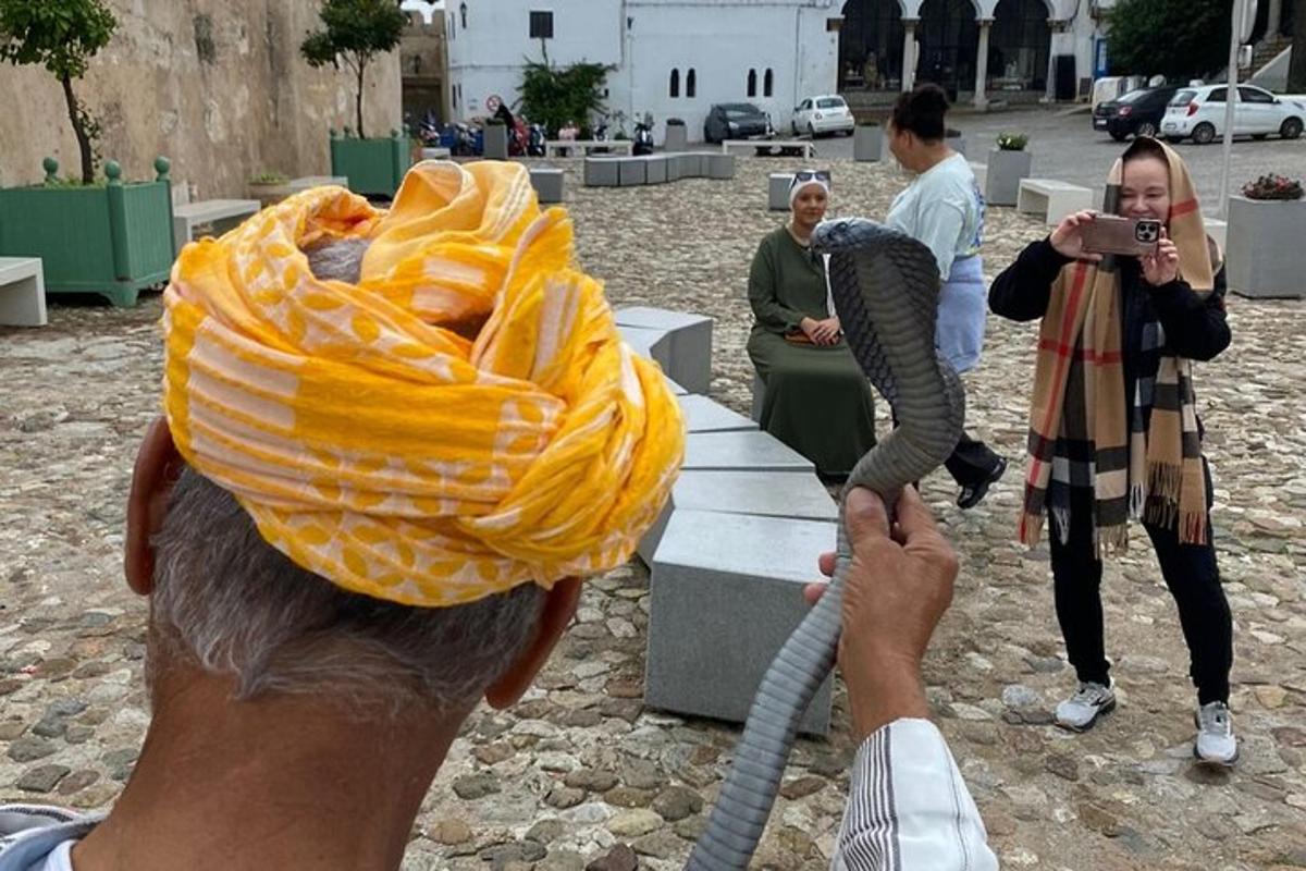 muž fotí osobu s ručníkem na hlavě