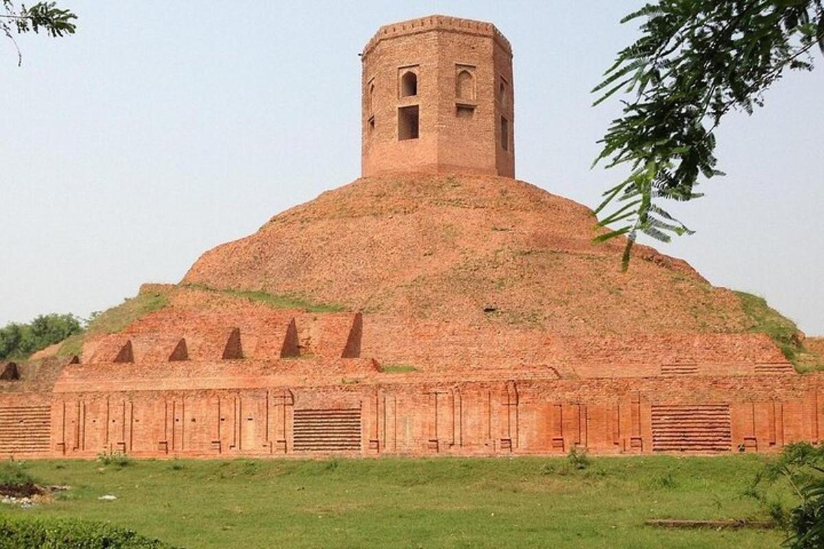 um grande edifício de tijolos com uma torre no topo