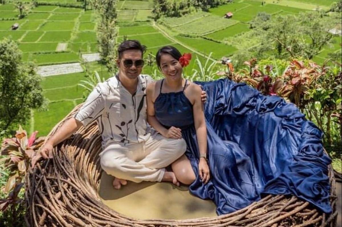 un uomo e una donna seduti in un cesto