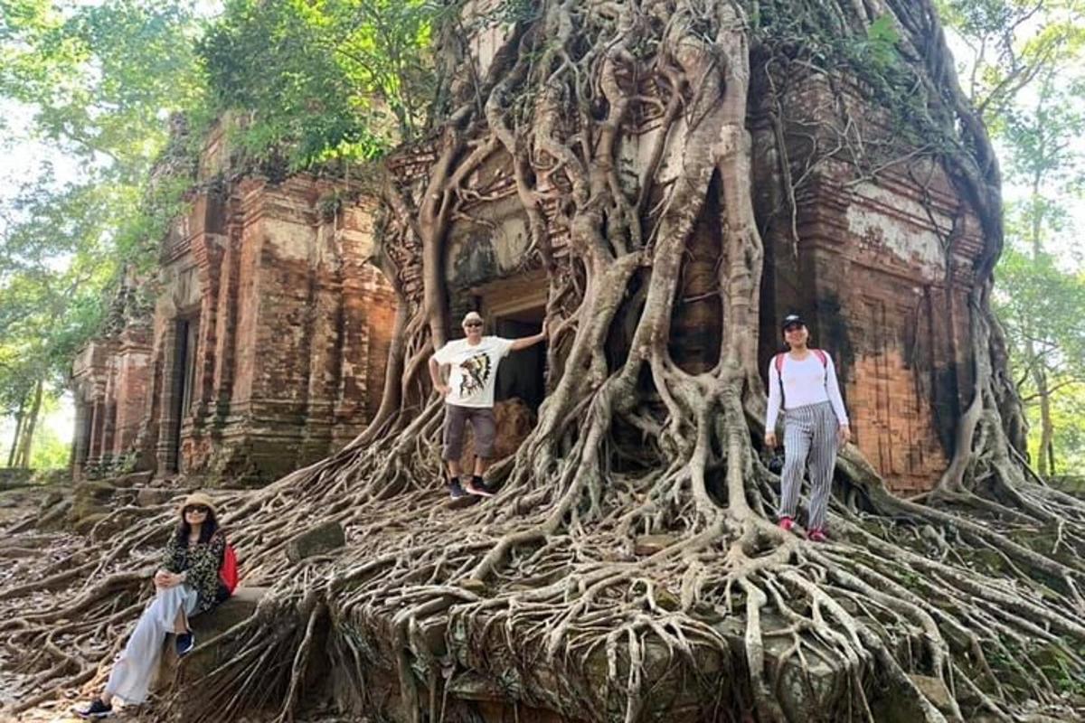 một nhóm người đứng trước một cái cây