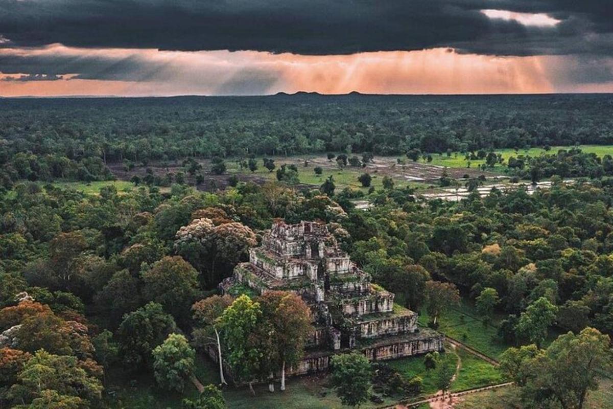 una vista aerea di un grande edificio in una foresta