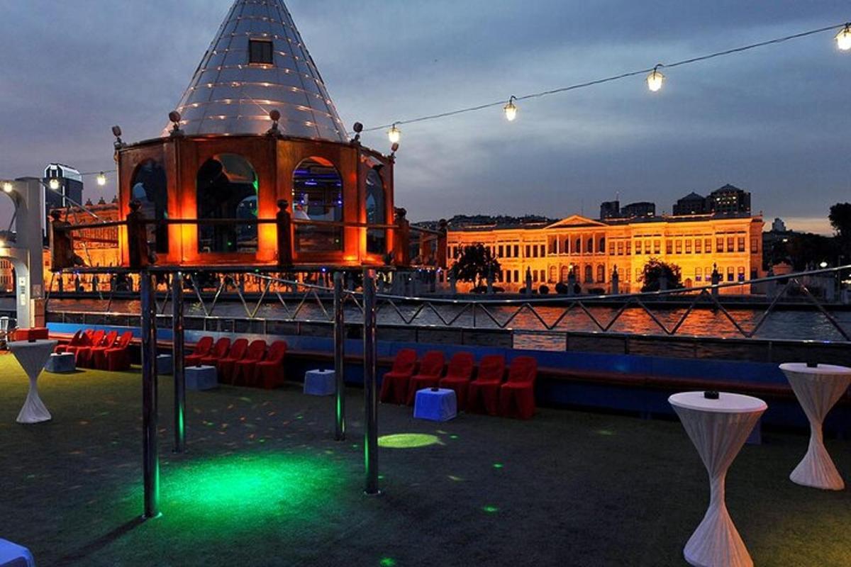 ein Pavillon mit Stühlen und Lichtern in einer Stadt