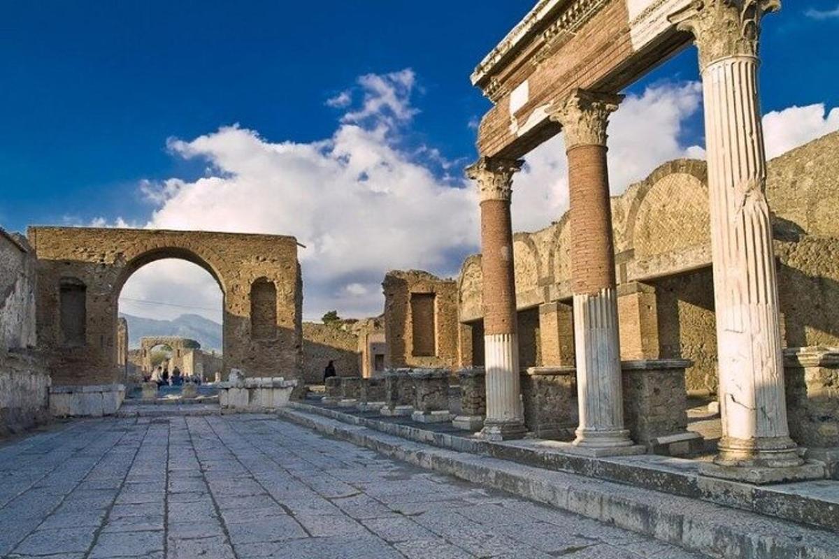 o clădire veche cu coloane și un arc