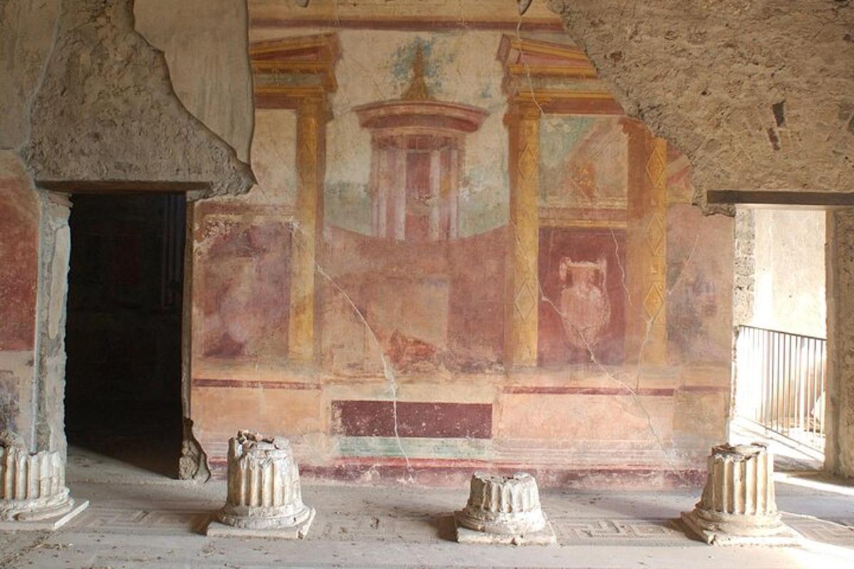 uma sala com uma pintura na parede com uma fonte