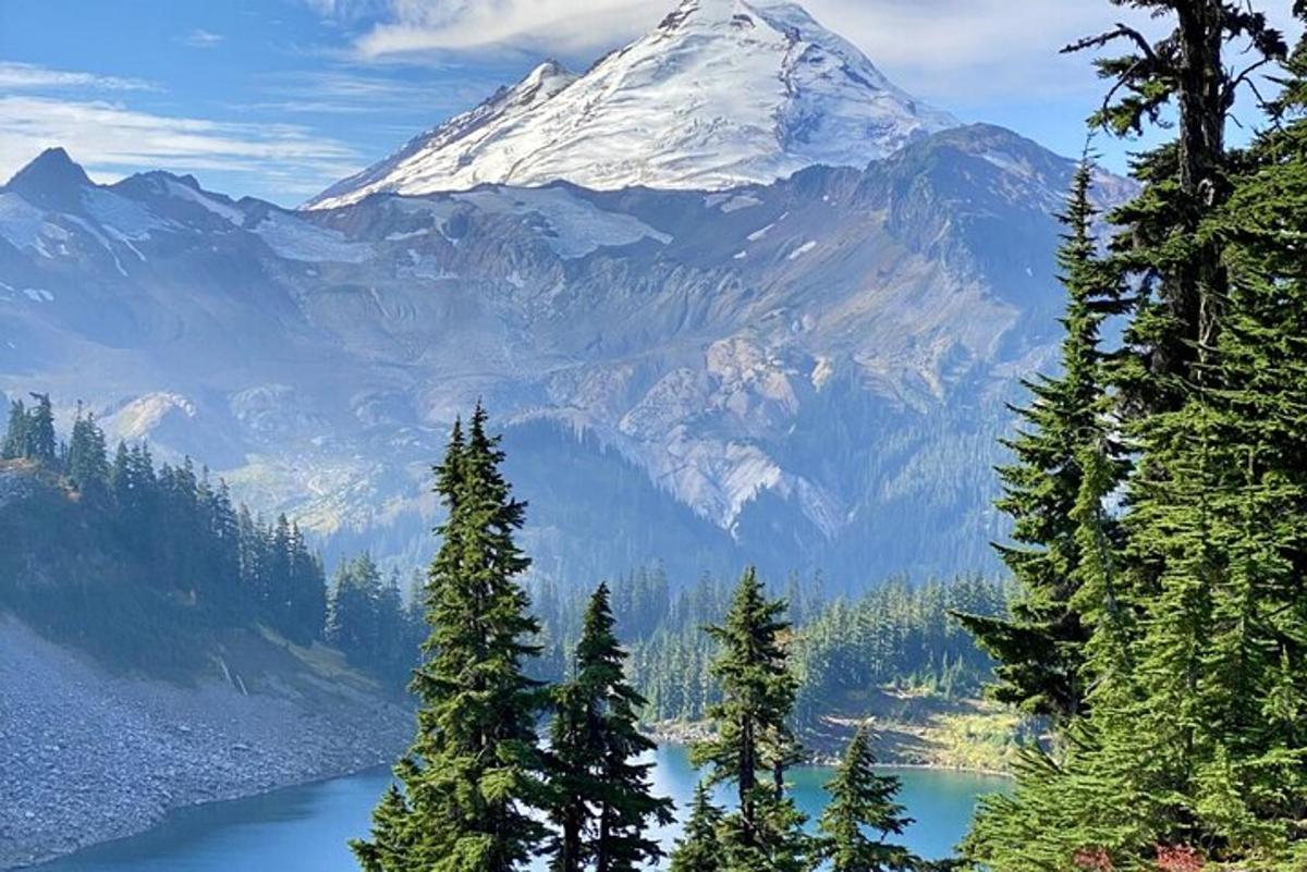 pemandangan gunung dengan tasik dan pokok