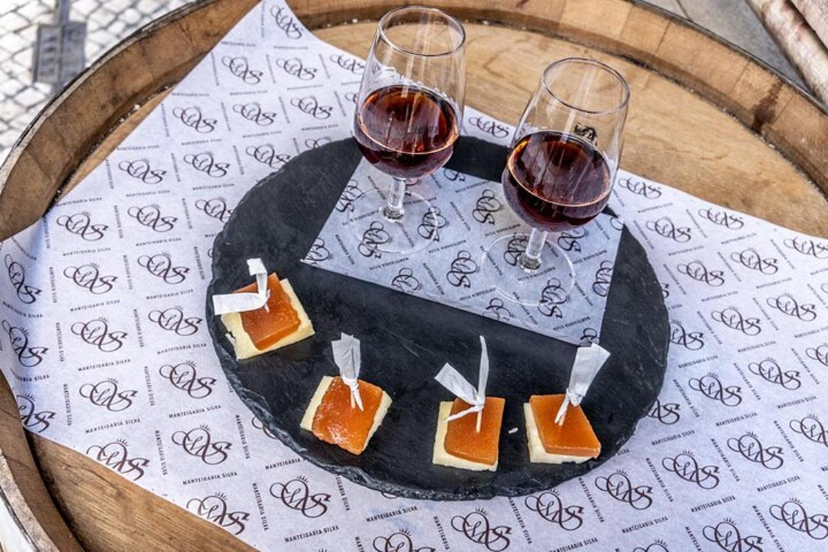 dva kozarca vina in hrana na mizi
