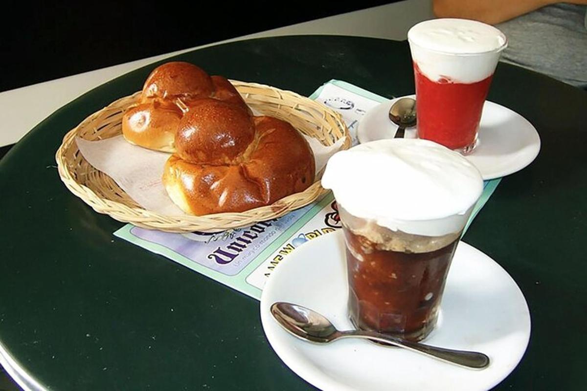 stůl se dvěma talíři chleba a dvěma nápoji