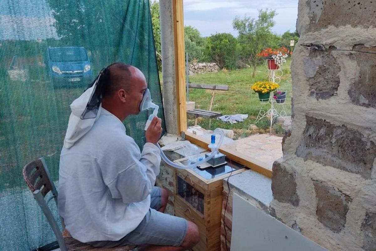 muž sedící na židli před oknem
