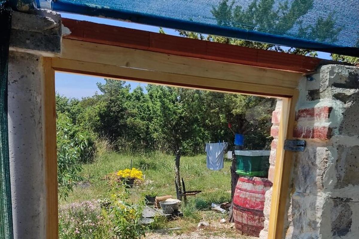 una finestra che si affaccia su un giardino esterno a una casa