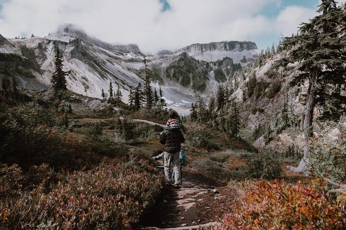 un uomo che cammina lungo un sentiero su una montagna