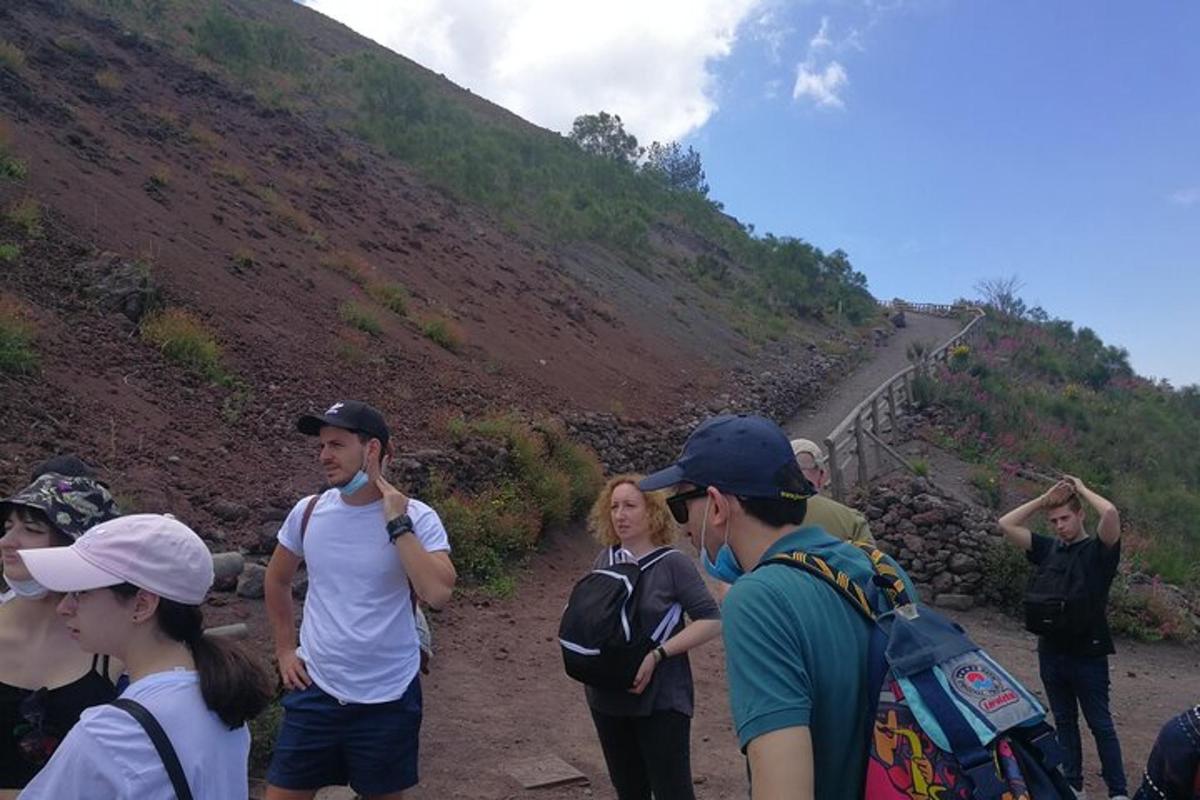 un grup de persones dempeus en un camí de terra