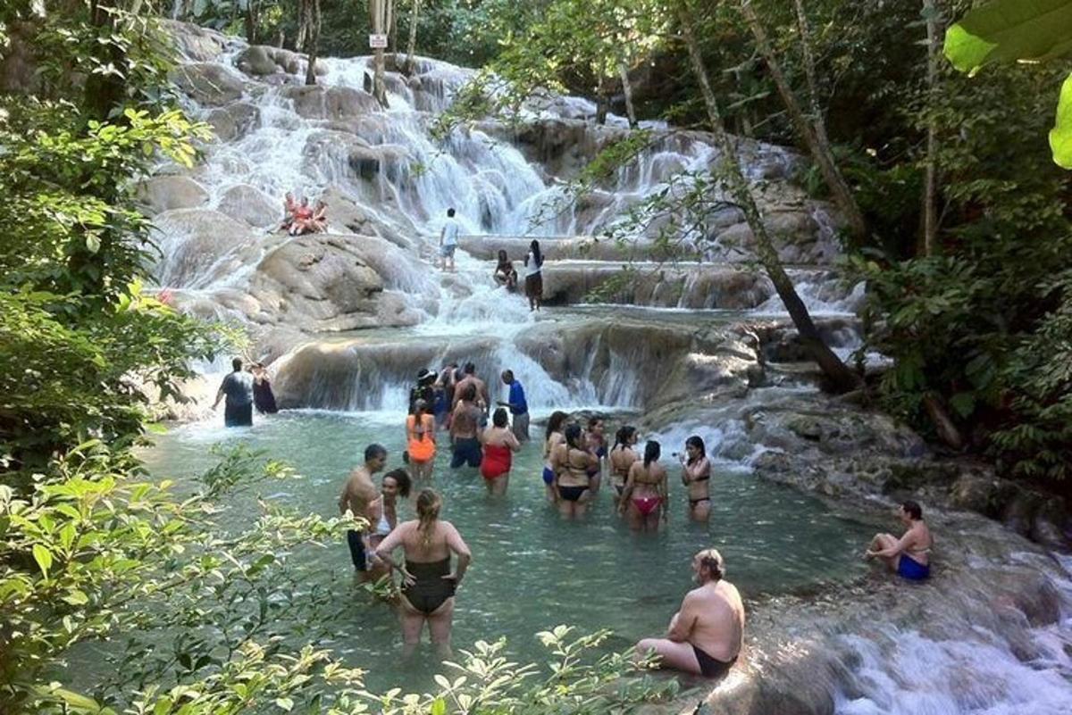 sekumpulan orang di dalam air di air terjun
