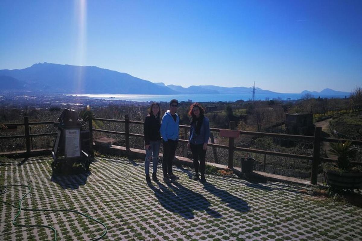 μια ομάδα ανθρώπων που στέκονται στην κορυφή ενός λόφου