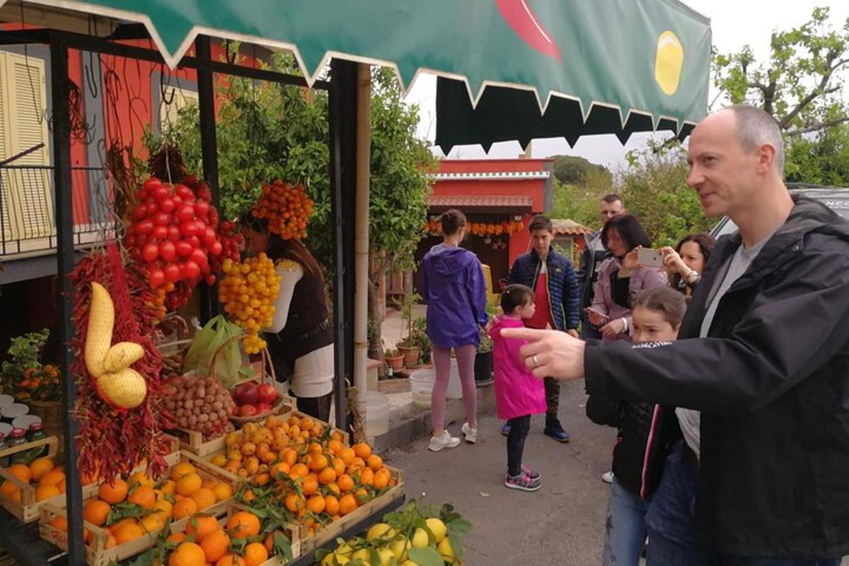 un home dret davant d'un mercat de fruites