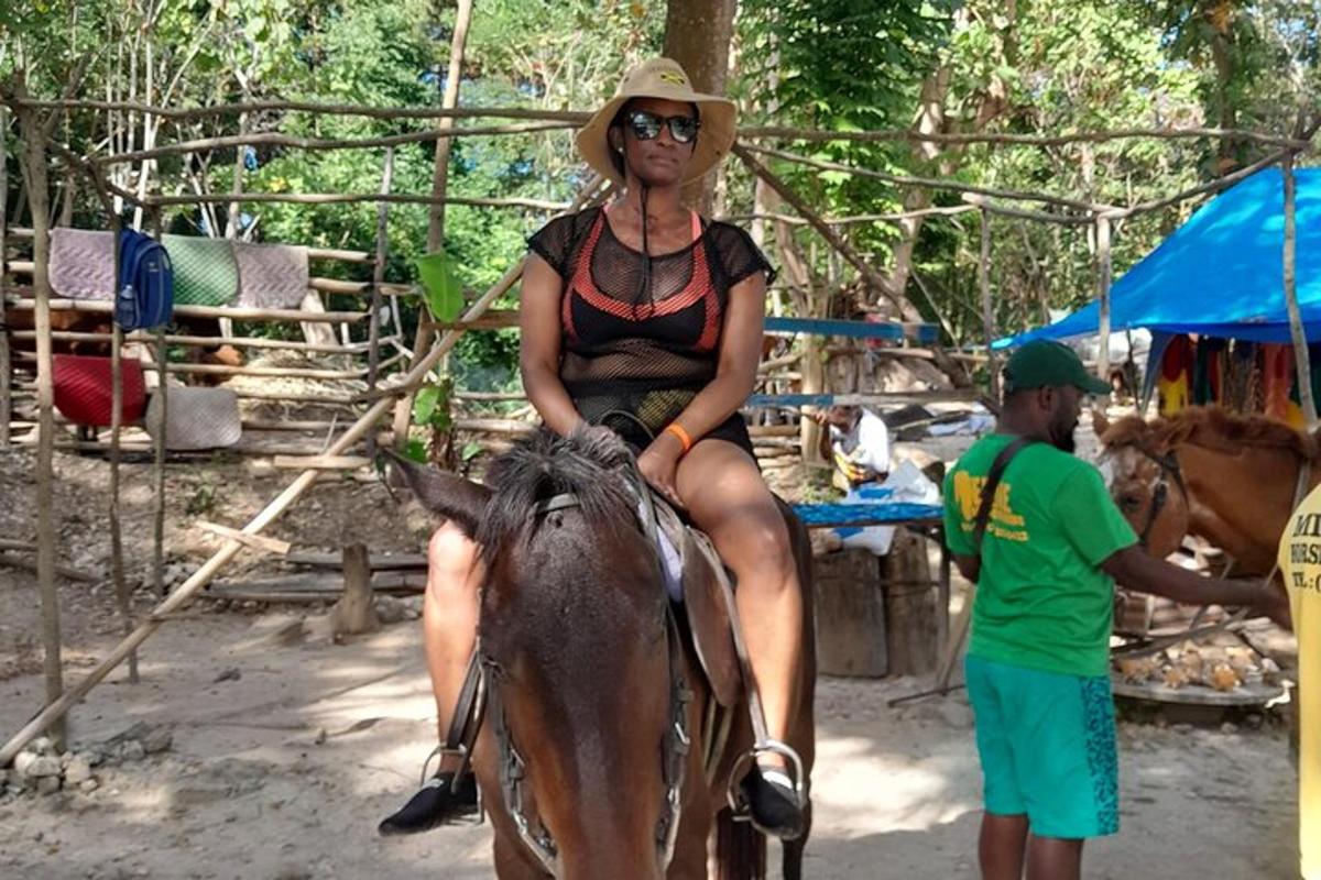 uma mulher montada num cavalo