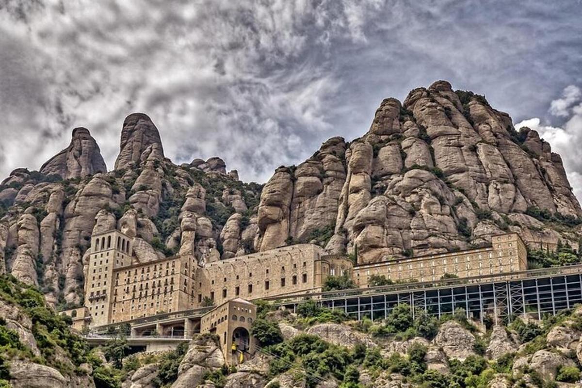 un edificio en la cima de una montaña rocosa