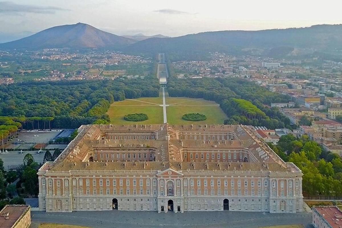 vista aèria d'un gran edifici amb muntanyes al fons
