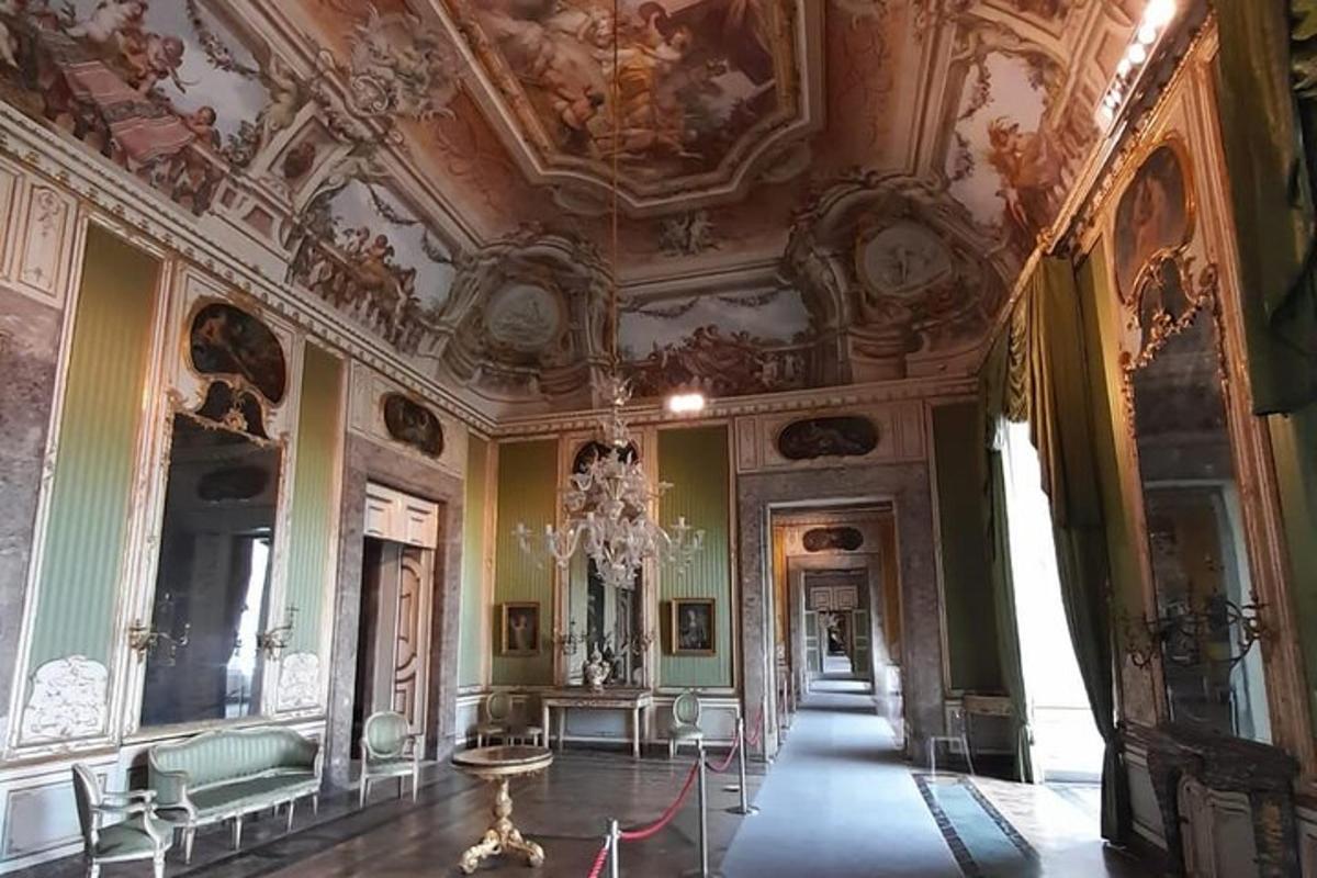 una stanza decorata con un soffitto decorato con dipinti