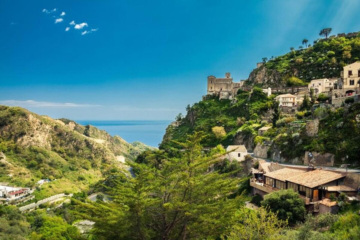 un villaggio sul fianco di una montagna