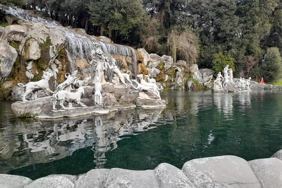 una statua di animali in uno specchio d'acqua