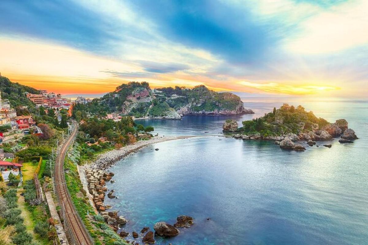 una vista aerea di una spiaggia al tramonto