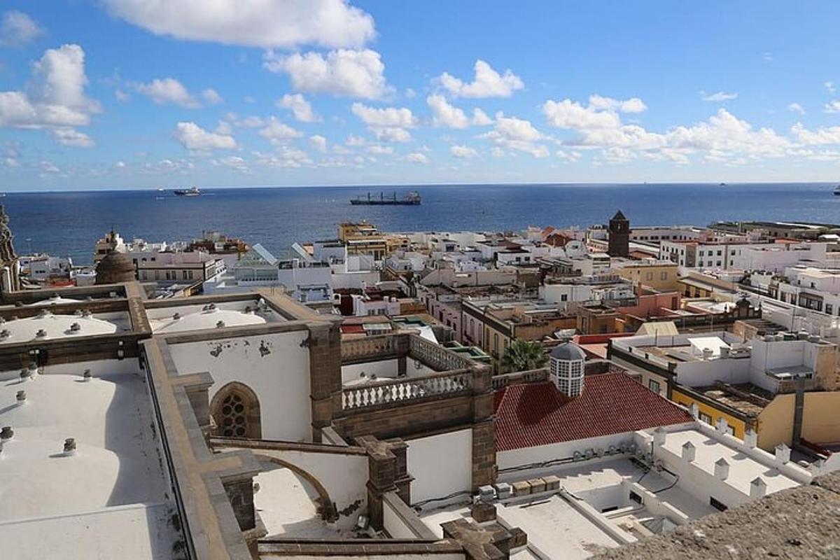 uma vista aérea de uma cidade com o oceano