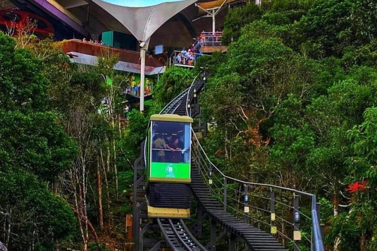 zelená tramvaj jedoucí z kopce