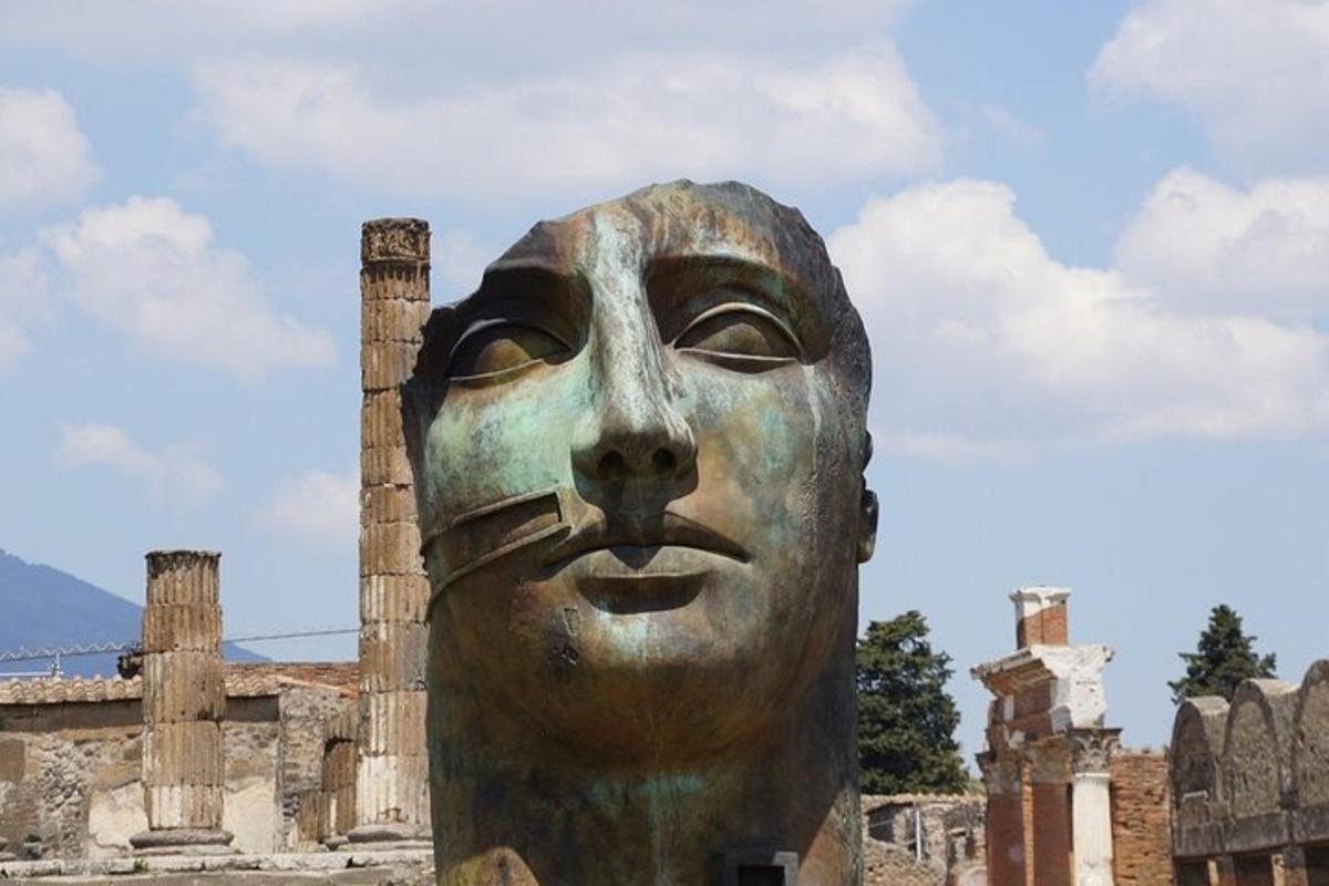una estàtua d'una cara davant d'un edifici