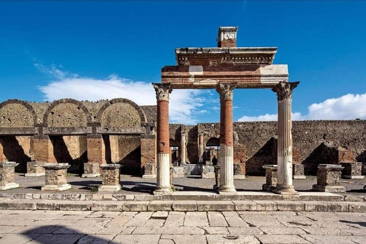 ruínas antigas de um edifício com colunas e uma parede