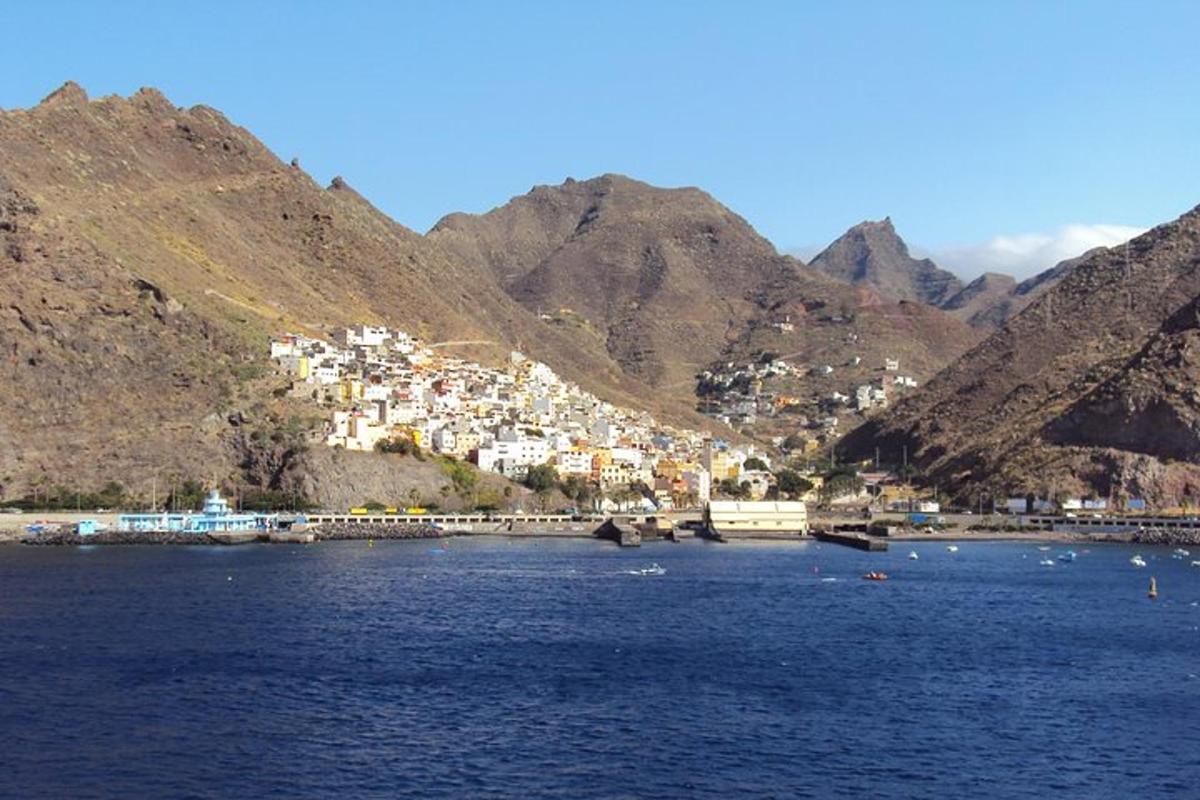 um grande corpo de água com uma cidade em uma montanha
