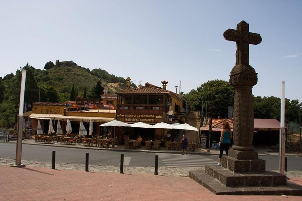 uma cruz em um poste em frente a um prédio