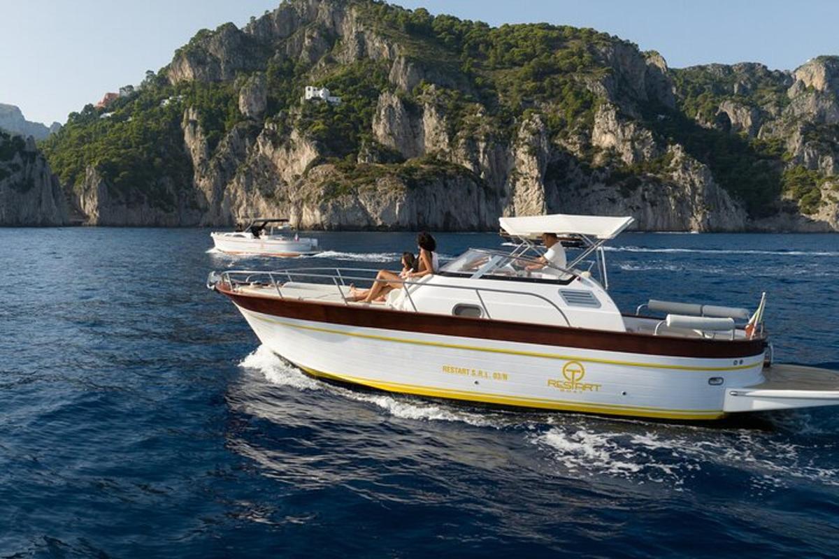 due persone a bordo di una barca in acqua