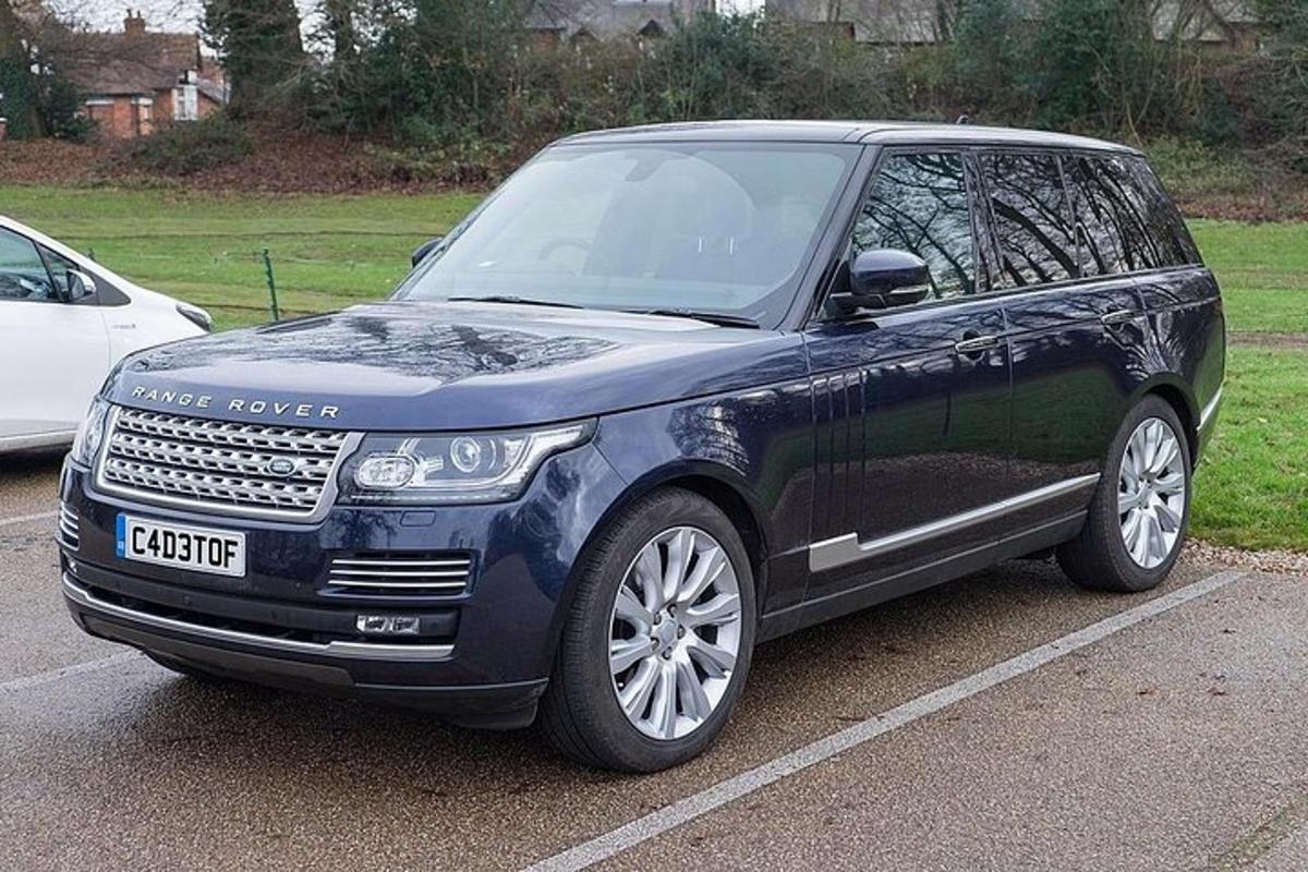 ein schwarzer SUV auf einem Parkplatz geparkt