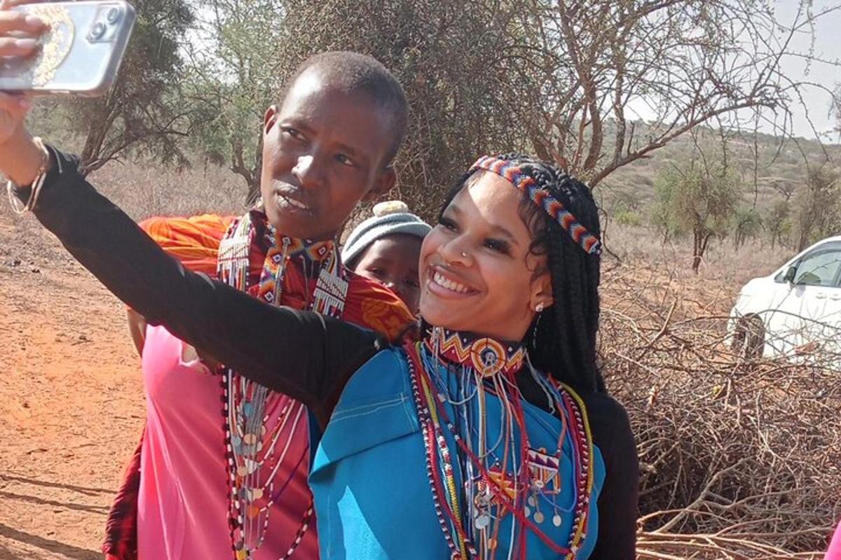 uma mulher tirando uma foto de um homem com uma criança