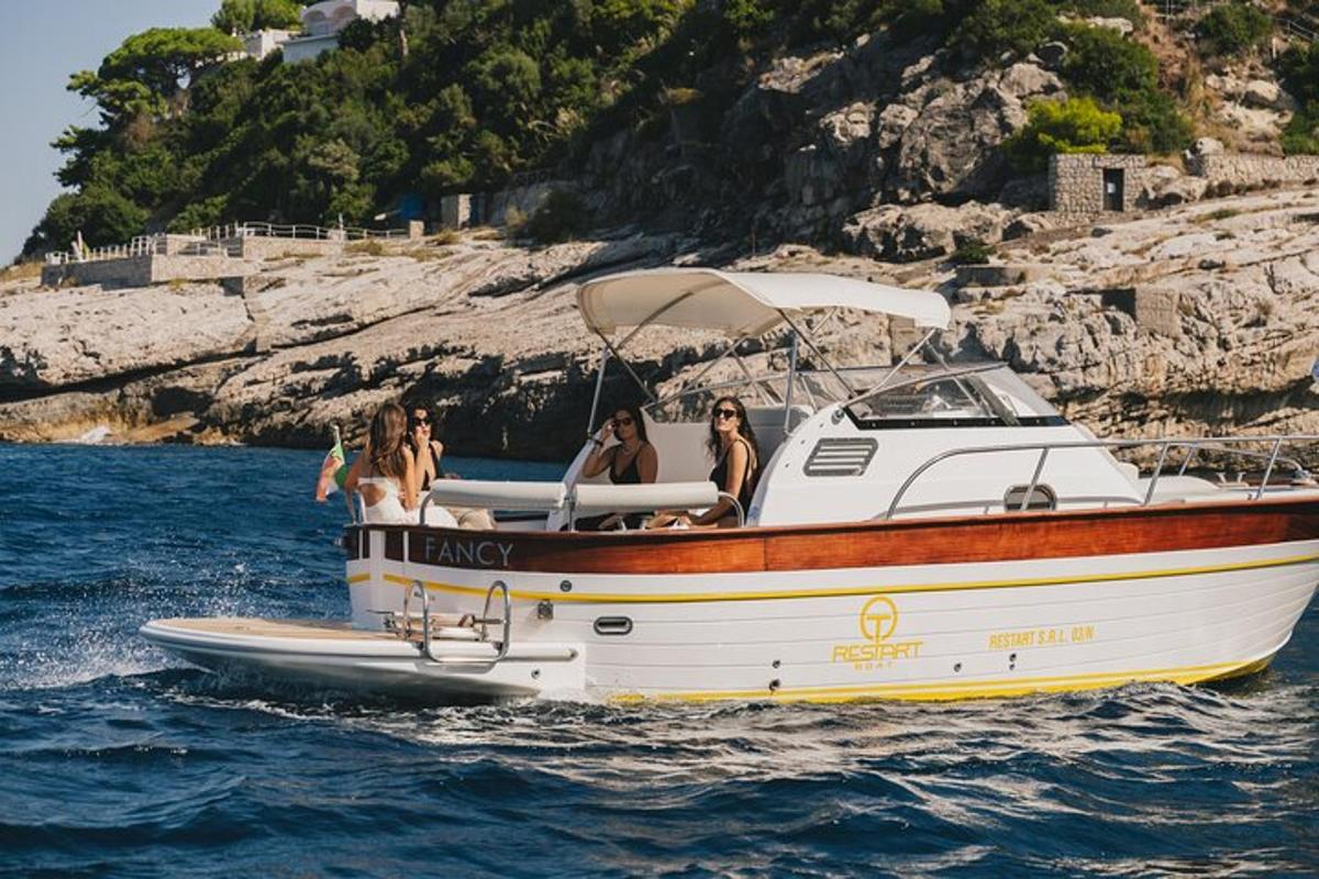 un gruppo di donne a bordo di una barca in acqua
