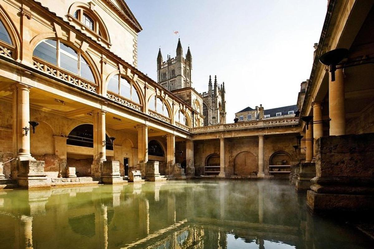 un edificio con una piscina d'acqua e una torre dell'orologio