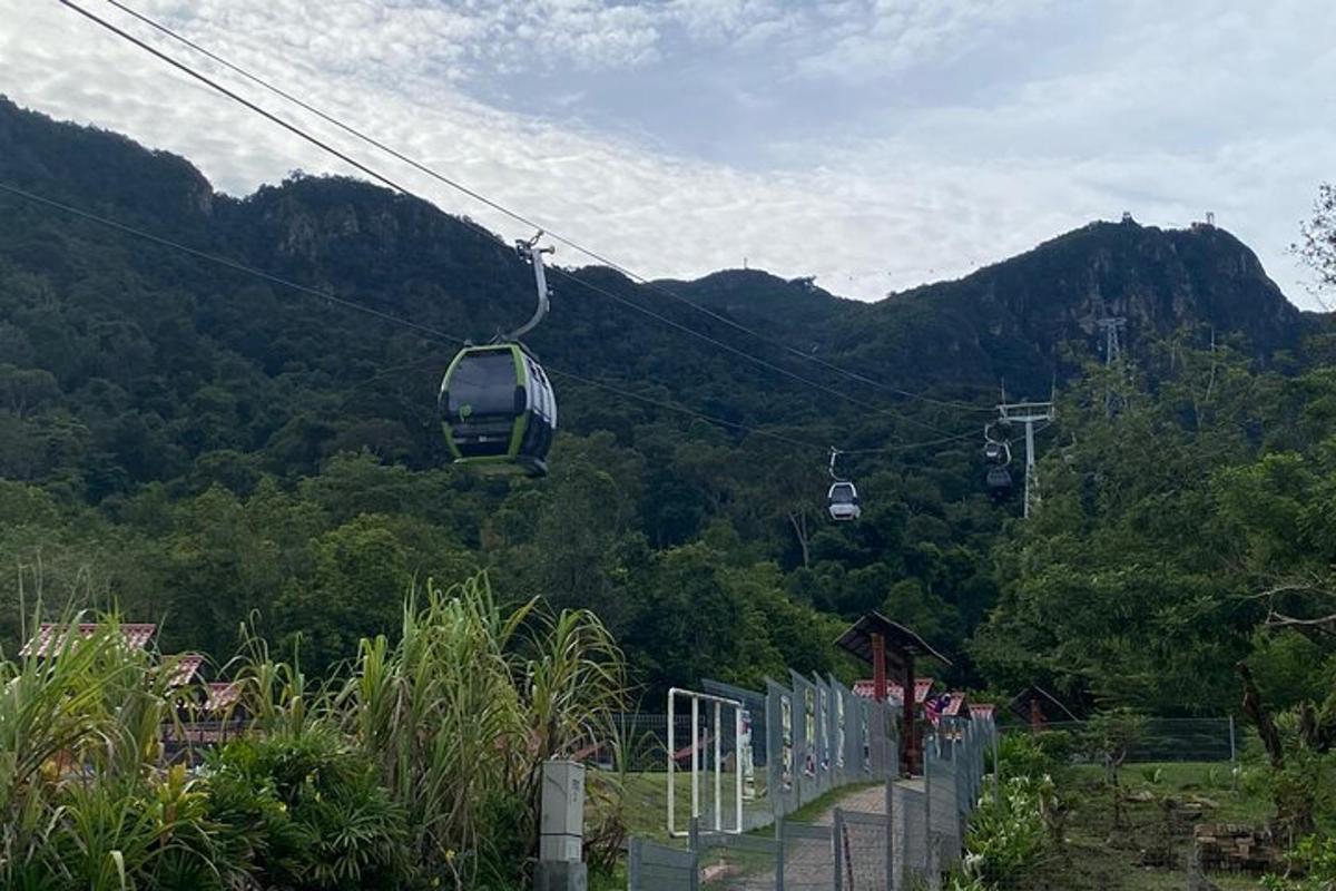 gondola letící vzduchem nad horou