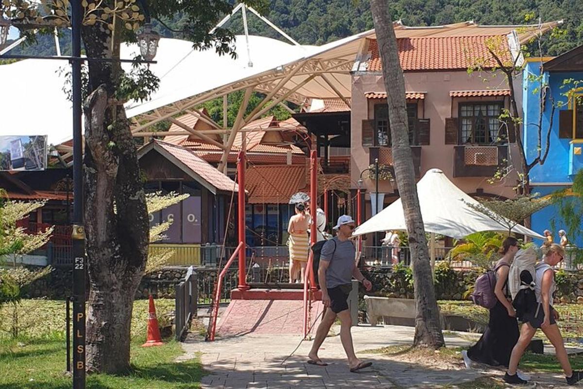 skupina lidí jdoucích před domem
