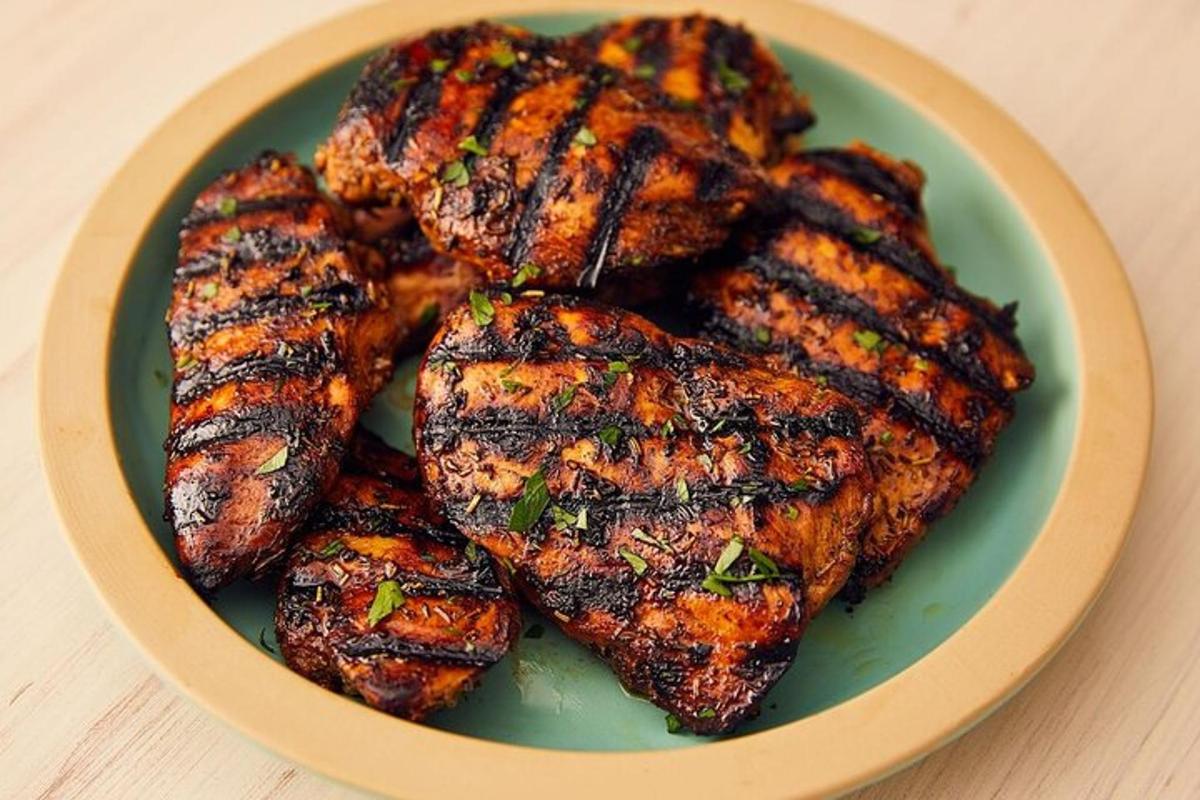 taldrik grillitud liha laual