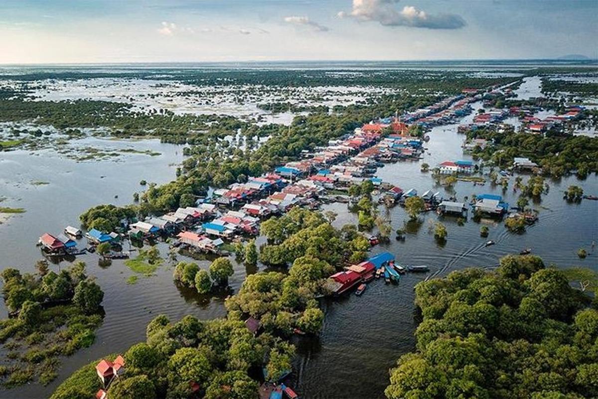 Letecký pohled na přístav ve vodě