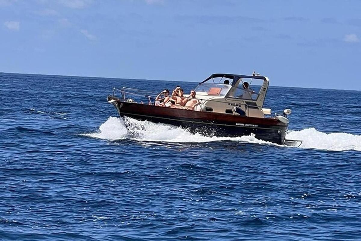група людей, що катаються на човні у воді