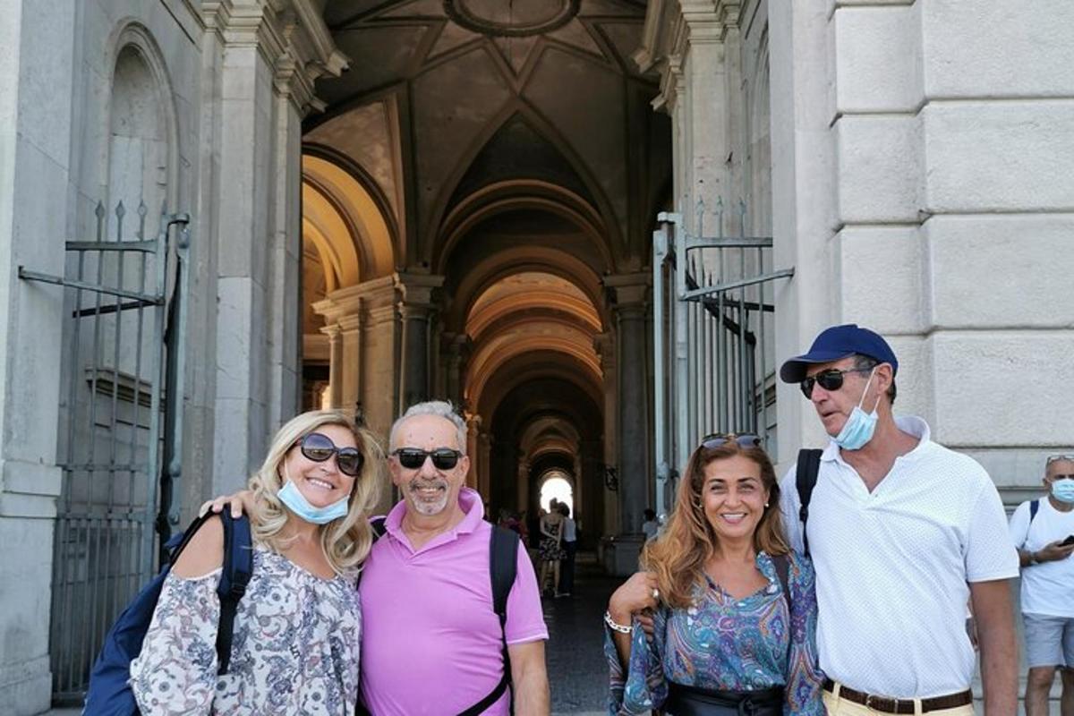 un gruppo di persone in piedi davanti a un edificio