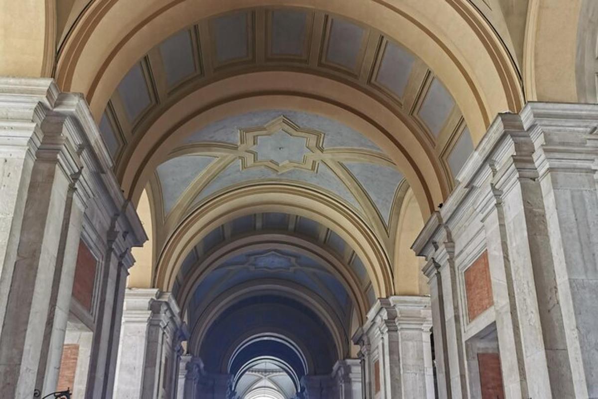 un portico di un edificio con una stella sul soffitto