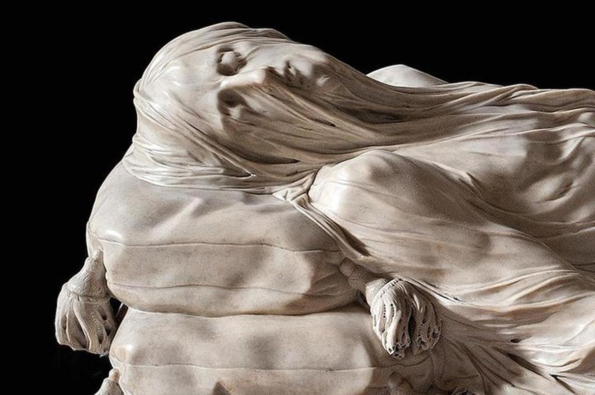 une statue d'un homme enveloppé dans une robe