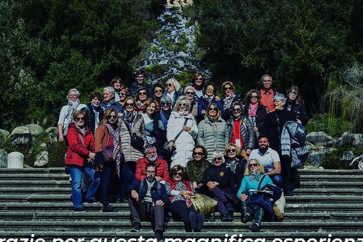 un folto gruppo di persone in posa per una foto