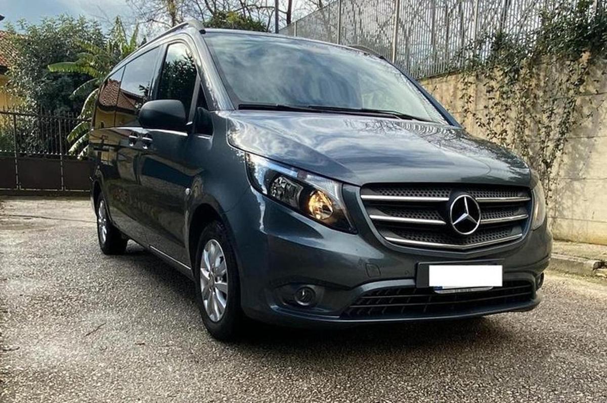 černé auto zaparkované na parkovišti